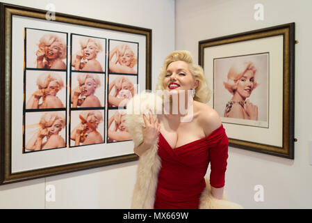 Bury St Edmunds, Royaume-Uni. 2e juin 2018. Suzie Kennedy le premier hommage de Marilyn Monroe artiste ouvre le 'Timeless' exposition à Moyses Hall, Bury St Edmunds, qui comprend des images époustouflantes de Marilyn Monroe's premiers jours comme un modèle, aux enregistrements de son film-travail, emplacement à couper le souffle et le travail en studio et emotive images franches qui mettent en valeur sa véritable personnalité dans un lieu unique et engageante. Credit : Keith mindham/Alamy Live News Banque D'Images