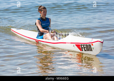 Branksome Chine, Poole, Dorset, UK. 3e juin 2018. Météo France : un beau soleil chaud pour commencer la journée, en tant que visiteurs, chef de la station. Jeune femme bénéficiant d'être sur la mer dans un surf ski. Credit : Carolyn Jenkins/Alamy Live News Banque D'Images