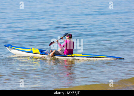 Branksome Chine, Poole, Dorset, UK. 3e juin 2018. Météo France : un beau soleil chaud pour commencer la journée, en tant que visiteurs, chef de la station. Jeune femme bénéficiant d'être sur la mer dans un surf ski. Credit : Carolyn Jenkins/Alamy Live News Banque D'Images