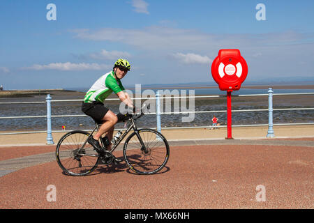 Morecambe, Lancashire. 3e juin 2018. Météo France : ciel bleu et ensoleillé pour la journée à la côte en tant que résidents et vacanciers profitez de l'été la météo. /AalamyLiveNews MedaiWorldImages Crédit : Banque D'Images