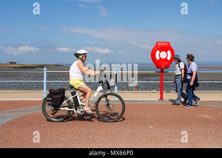 Morecambe, Lancashire. 3e juin 2018. Météo France : ciel bleu et ensoleillé pour la journée à la côte en tant que résidents et vacanciers profitez de l'été la météo. /AalamyLiveNewsred MedaiWorldImages Crédit : Banque D'Images