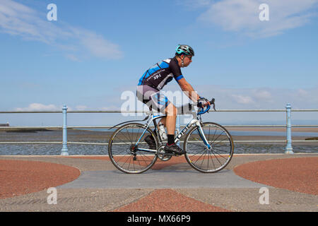 Morecambe, Lancashire. 3e juin 2018. Météo France : ciel bleu et ensoleillé pour la journée à la côte en tant que résidents et vacanciers profitez de l'été la météo. /AalamyLiveNews MedaiWorldImages Crédit : Banque D'Images