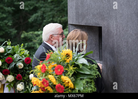 Berlin, Allemagne. 03 juin 2018, Berlin, Allemagne : Frank-Walter Steinmeier (l) et son épouse Elke Büdenbender regarder une vidéo sur un moniteur dans la mémoire de la persécution nazie des homosexuels avant une cérémonie à Tiergarten. Le président fédéral a demandé pardon pour les injustices commises à l'encontre des homosexuels. Photo : Ralf Hirschberger/dpa dpa : Crédit photo alliance/Alamy Live News Banque D'Images