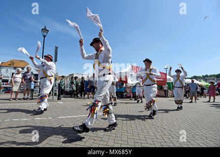 Morris Dancing au Wessex Folk Festival, Weymouth Dorset Morris Dancing à partir de la rivière Bourne Morris Men, Crédit : Finnbarr Webster/Alamy Live News Banque D'Images