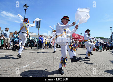 Morris Dancing au Wessex Folk Festival, Weymouth Dorset Morris Dancing à partir de la rivière Bourne Morris Men, Crédit : Finnbarr Webster/Alamy Live News Banque D'Images