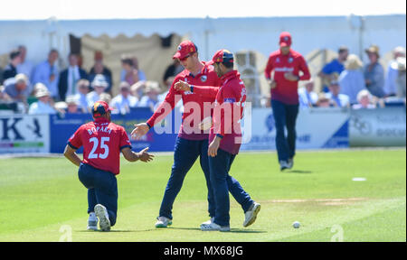 Eastbourne UK 3 Juin 2018 - Ravi Bopara d'Essex (à gauche) célèbre après qu'ils avaient pris le guichet de Luke Wright au cours de la Royal London un jour de cricket entre Sussex les requins et Essex Eagles à la masse Saffrons à Eastbourne UK Crédit : Simon Dack/Alamy Live News Banque D'Images