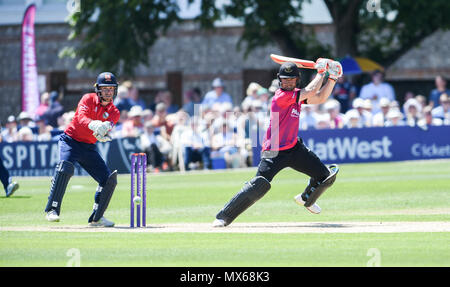 Eastbourne UK 3 Juin 2018 - Laurie Evans de Sussex frappe la balle à la frontière au cours de la Royal London un jour de cricket entre Sussex les requins et Essex Eagles à la masse Saffrons à Eastbourne UK Crédit : Simon Dack/Alamy Live News Banque D'Images