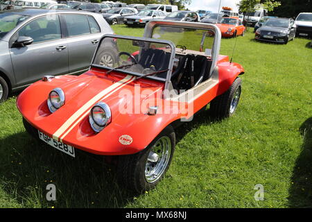 With Stonor, Oxfordshire, UK. 3e juin 2018. Tous les types de voitures et camionnettes Volkswagen historique ont été présentés à la réunion de cette année de leurs propriétaires. Les fans pouvaient s'approcher du bien-aimé véhicules du constructeur automobile allemand, qui a créé sa réputation de durabilité et d'appel hippie dans les années 60. Beaucoup ont été convertis en beach buggies. Credit : Uwe Deffner/Alamy Live News Banque D'Images