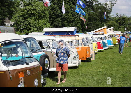 With Stonor, Oxfordshire, UK. 3e juin 2018. Tous les types de voitures et camionnettes Volkswagen historique ont été présentés à la réunion de cette année de leurs propriétaires. Les fans pouvaient s'approcher du bien-aimé véhicules du constructeur automobile allemand, qui a créé sa réputation de durabilité et d'appel hippie dans les années 60. Credit : Uwe Deffner/Alamy Live News Banque D'Images