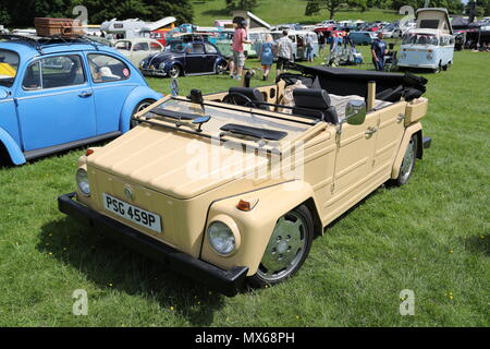 With Stonor, Oxfordshire, UK. 3e juin 2018. Tous les types de voitures et camionnettes Volkswagen historique ont été présentés à la réunion de cette année de leurs propriétaires. Les fans pouvaient s'approcher du bien-aimé véhicules du constructeur automobile allemand, qui a créé sa réputation de durabilité et d'appel hippie dans les années 60. La VW 182 appelé "la chose". Credit : Uwe Deffner/Alamy Live News Banque D'Images