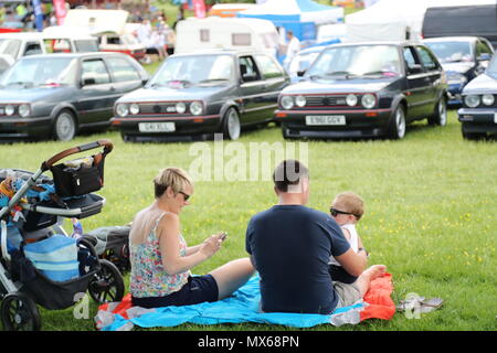 With Stonor, Oxfordshire, UK. 3e juin 2018. Tous les types de voitures et camionnettes Volkswagen historique ont été présentés à la réunion de cette année de leurs propriétaires. Les fans pouvaient s'approcher du bien-aimé véhicules du constructeur automobile allemand, qui a créé sa réputation de durabilité et d'appel hippie dans les années 60. Credit : Uwe Deffner/Alamy Live News Banque D'Images