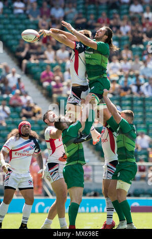 London, Royaume-Uni, 3e juin 2018, HSBC London Sevens Series. 29 Jeu de quart de finale de la coupe, les Fidji contre le Canada, Fidjien, Jasa, VAKEMALUA passe le ballon, au-dessus de la tête de Harry, Jones, pendant le match de rugby à 7, joué à la RFU Stadium, Twickenham, Angleterre, © Peter SPURRIER/Alamy Live News Banque D'Images