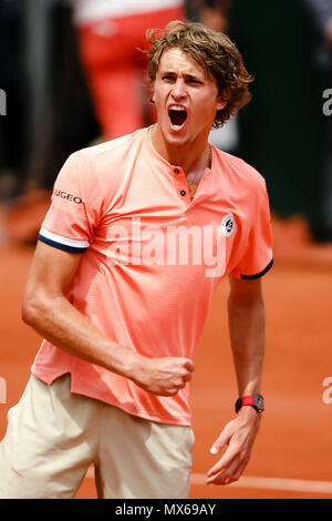 Paris, France. 3 juin, 2018. Alexander Zverev d'Allemagne fait son chemin dans l'Quaterfinals au jour 8 à l'Open de France 2018 à Roland Garros. Crédit : Frank Molter/Alamy Live News Banque D'Images