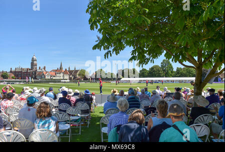 Eastbourne UK 3 Juin 2018 - Beau temps ensoleillé au cours de la Royal London un jour de cricket entre Sussex les requins et Essex Eagles à la masse Saffrons à Eastbourne UK Crédit : Simon Dack/Alamy Live News Banque D'Images