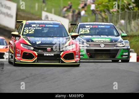 Ollie Taylor (à gauche) prend la deuxième place derrière Daniel Lloyd (à droite) lors de la ronde 5 de TCR UK 2018 à Brands Hatch Banque D'Images