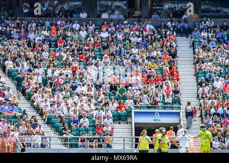 Le stade de Twickenham, London, UK. 3e juin 2018. Les fans et les spectateurs au cours de la série mondiale de HSBC Le rugby à 7 au stade de Twickenham à Londres dimanche, 03 juin 2018. L'Angleterre, Londres. Credit : Crédit : Wu G Taka Taka Wu/Alamy Live News Banque D'Images