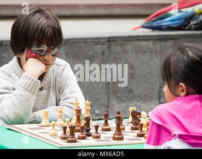 Enfants jouant aux échecs en plein air en Espagne Banque D'Images