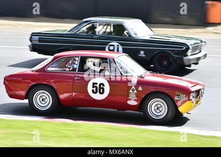 David Alexander (1965 Alfa Romeo Giulia SPRINT GT) passe Andrew Edwards (1964 Ford Falcon) à DRHC dans les druides Allstars course à Brands Hatch Banque D'Images