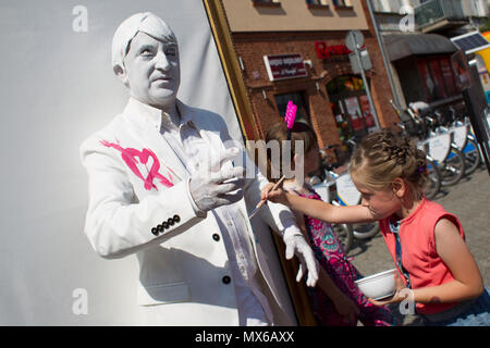 Szamotuly, Pologne. 3e juin 2018. Le Festival de Rue de célibataires est un événement extraordinaire, avec un extraordinaire invités. Qu'est-ce que cela signifie ? Un spécial, rare, unique, unique et attrayant, extraordinaire, unique, sans pareil, pas comme un autre. Un tel festival. Ces artistes. Un tel auditoire. Endroit comme ça. Juste un OVNI ! Credit : Slawomir Kowalewski/Alamy Live News Banque D'Images