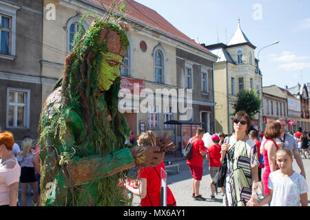 Szamotuly, Pologne. 3e juin 2018. Le Festival de Rue de célibataires est un événement extraordinaire, avec un extraordinaire invités. Qu'est-ce que cela signifie ? Un spécial, rare, unique, unique et attrayant, extraordinaire, unique, sans pareil, pas comme un autre. Un tel festival. Ces artistes. Un tel auditoire. Endroit comme ça. Juste un OVNI ! Credit : Slawomir Kowalewski/Alamy Live News Banque D'Images