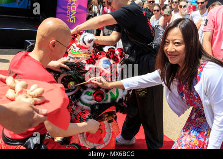 London Regatta Centre, London, UK. 3e juin 2018. La cérémonie traditionnelle chinoise et l'Œil parsemant Danse du Lion sont effectués et célébré par une grande foule, joyeuse. L'Assemblée Londres Hong Kong Dragon Boat Festival a lieu au London's Centre Regatta à Docklands, dans un beau soleil. L'événement offre des courses de bateaux-dragons toute la journée, ainsi que d'un programme d'événements avec des spectacles, de la musique, des divertissements et des stalles et à faire l'expérience de la culture chinoise. Credit : Imageplotter News et Sports/Alamy Live News Banque D'Images