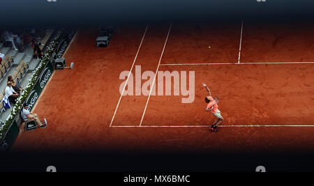 Paris. 3 juin, 2018. Alexander Zverev de l'Allemagne sert lors de la quatrième ronde du tournoi match contre Karen Khachanov de la Russie lors de l'Open de France 2018 Tournoi de tennis à Paris, France le 3 juin 2018. Alexander Zverev a gagné 3-2. Credit : Luo Huanhuan/Xinhua/Alamy Live News Banque D'Images