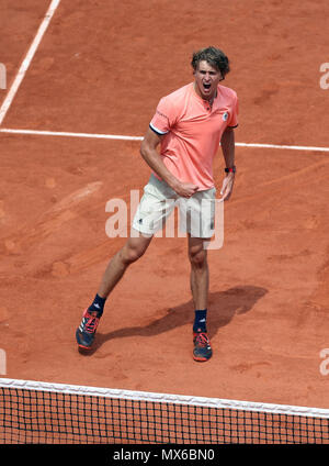 Paris. 3 juin, 2018. Alexander Zverev d'Allemagne célèbre après avoir remporté la quatrième ronde du tournoi match contre Karen Khachanov de la Russie lors de l'Open de France 2018 Tournoi de tennis à Paris, France le 3 juin 2018. Alexander Zverev a gagné 3-2. Credit : Luo Huanhuan/Xinhua/Alamy Live News Banque D'Images