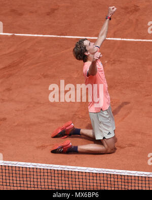 Paris. 3 juin, 2018. Alexander Zverev d'Allemagne célèbre après avoir remporté la quatrième ronde du tournoi match contre Karen Khachanov de la Russie lors de l'Open de France 2018 Tournoi de tennis à Paris, France le 3 juin 2018. Alexander Zverev a gagné 3-2. Credit : Luo Huanhuan/Xinhua/Alamy Live News Banque D'Images