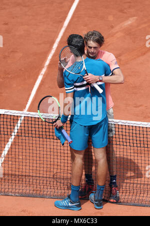 Paris. 3 juin, 2018. Alexander Zverev (arrière) de l'Allemagne hugs Karen Khachanov de Russie après avoir remporté le quatrième tour du tournoi match à l'Open de France 2018 Tournoi de tennis à Paris, France le 3 juin 2018. Alexander Zverev a gagné 3-2. Credit : Luo Huanhuan/Xinhua/Alamy Live News Banque D'Images
