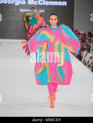 London UK 03 juin 2018 Graduate Fashion Week, la plus grande vitrine de la mode BA dans le monde avec plus de 35 universités et collèges britanniques sur show représentant l'avenir de la conception créative de talent, l'événement annuel, tenu à La Truman Brewery dans l'Est de Londres, présente le travail de 1000's des meilleurs diplômés des plus influents et d'inspirer les universités du monde entier. @Paul Quezada-Neiman/Alamy Live News Banque D'Images