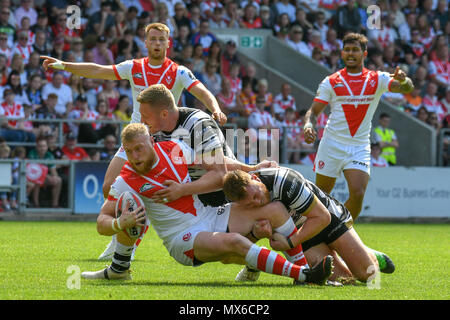 St Helens, Royaume-Uni. 3e juin 2018. Dimanche 3 Juin 2018 , TOTALEMENT méchants, stade St Helens, Angleterre ; Ladbrokes Challenge Cup, remporteront St Helens v Hull FC ; Luke Thompson de St Helens est mis au sol Credit : Nouvelles Images /Alamy Live News Banque D'Images