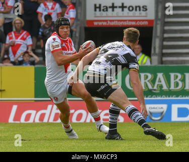 St Helens, Royaume-Uni. 3e juin 2018. Dimanche 3 Juin 2018 , TOTALEMENT méchants, stade St Helens, Angleterre ; Ladbrokes Challenge Cup, remporteront St Helens v Hull FC ; Jonny Lomax de St Helens recherche une manière autour de Jack Logan de Hull FC Credit : Nouvelles Images /Alamy Live News Banque D'Images