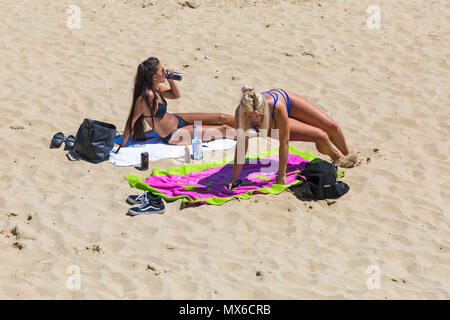 Bournemouth, Dorset, UK. 3e juin 2018. Météo France : les plages sont occupés sur une belle journée ensoleillé chaud avec le soleil, en tant que visiteurs ininterrompue à la tête de la mer pour profiter au maximum du soleil et de la mer et de parfaire votre bronzage. Deux femmes de soleil. Credit : Carolyn Jenkins/Alamy Live News Banque D'Images