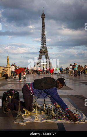 Paris, Ille de France, Paris. 2 juin, 2018. Le vendeur de souvenirs prépare son stand sous la Tour Eiffel à Paris, France le 02.06.2018 par Wiktor Dabkowski Wiktor Dabkowski/crédit : ZUMA Wire/Alamy Live News Banque D'Images