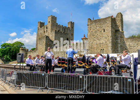 Rochester, Kent, UK. 06Th Juin, 2018. BAE brass band joue en face de Rochester, château de Rochester Dickens au festival annuel de crédit : natures mortes tout blanc/Alamy Live News Banque D'Images