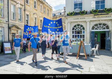 Bath, Royaume-Uni, 3 juin 2018. Membres de la baignoire pour l'Europe groupe sont représentés portant l'Union Jack et le drapeau de l'UE en tant qu'ils prennent part à une marche dans les rues de Bath. Baignoire pour l'Europe sont une non-partie-politiques Groupe de volontaires faisant campagne pour la Grande-Bretagne à demeurer au cœur de l'Union européenne, elles sont également campagne pour un vote final sur l'affaire. Brexit Credit : lynchpics/Alamy Live News Banque D'Images