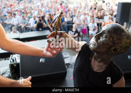 Szamotuly, Pologne. 3e juin 2018. Le Festival de Rue de célibataires est un événement extraordinaire, avec un extraordinaire invités. Qu'est-ce que cela signifie ? Un spécial, rare, unique, unique et attrayant, extraordinaire, unique, sans pareil, pas comme un autre. Un tel festival. Ces artistes. Un tel auditoire. Endroit comme ça. Juste un OVNI ! Credit : Slawomir Kowalewski/Alamy Live News Banque D'Images