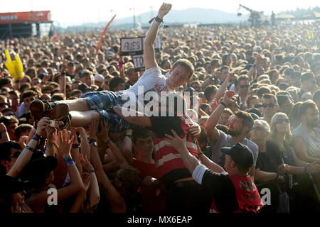 03 juin 2018, l'Allemagne, Nuerburg : une scène diver, pendant l'exécution du groupe punk américain Rise Against sur la scène principale au festival de musique "Rock am Ring". Photo : Thomas Frey/dpa Banque D'Images