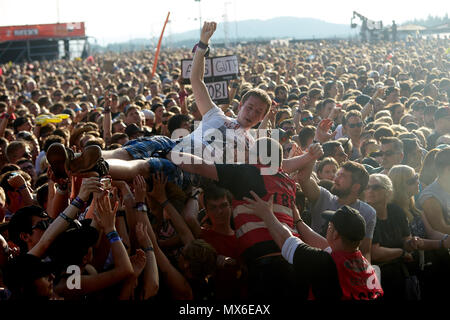 03 juin 2018, l'Allemagne, Nuerburg : une scène diver, pendant l'exécution du groupe punk américain Rise Against sur la scène principale au festival de musique "Rock am Ring". Photo : Thomas Frey/dpa Banque D'Images