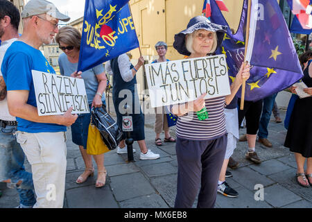 Bath, Royaume-Uni, 3 juin 2018. Membres de la baignoire pour l'Europe groupe sont représentés portant l'Union Jack et le drapeau de l'UE en tant qu'ils prennent part à une marche dans les rues de Bath. Baignoire pour l'Europe sont une non-partie-politiques Groupe de volontaires faisant campagne pour la Grande-Bretagne à demeurer au cœur de l'Union européenne, elles sont également campagne pour un vote final sur l'affaire. Brexit Credit : lynchpics/Alamy Live News Banque D'Images