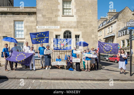 Bath, Royaume-Uni, 3 juin 2018. Membres de la baignoire pour l'Europe groupe sont représentés posant pour une photo en face de No 1 Royal Crescent à mesure qu'ils prennent part à une marche dans les rues de Bath. Baignoire pour l'Europe sont une non-partie-politiques Groupe de volontaires faisant campagne pour la Grande-Bretagne à demeurer au cœur de l'Union européenne, elles sont également campagne pour un vote final sur l'affaire. Brexit Credit : lynchpics/Alamy Live News Banque D'Images