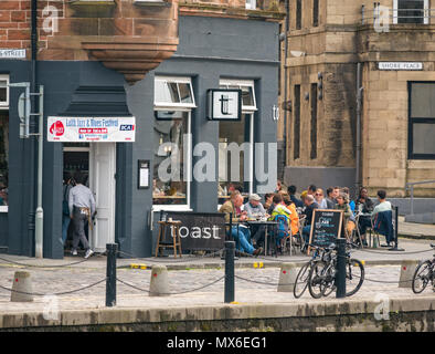 Leith Jazz & Blues Festival de musique live dans les restaurants et bars par l'eau de Leith, 3e juin 2018. La Rive, Leith, Edinburgh, Ecosse, Royaume-Uni. Le Jazz and Blues Festival se déroule sur 3 jours de semaine. Les gens envahissent la chaussée extérieure tables des restaurants et bars au bord de l'eau de Leith bénéficiant d'écouter de la musique en direct gratuit. Les gens au bar à vin et restaurant, le toast avec le festival affiche bannière Banque D'Images