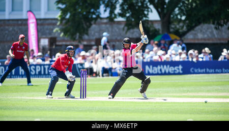 Eastbourne UK 3 Juin 2018 - Laurie Evans batting pour Sussex vu par Essex wicketkeeper Adam Wheater pendant le Royal London un jour de cricket entre Sussex les requins et Essex Eagles à la masse Saffrons à Eastbourne UK Photographie prise par Simon Dack Crédit : Simon Dack/Alamy Live News Banque D'Images