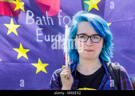 Bath, Royaume-Uni, 3 juin 2018. Membre de la baignoire pour l'Europe groupe est représenté marchant devant une baignoire pour l'Europe le drapeau pendant qu'elle prend part à une marche dans les rues de Bath. Baignoire pour l'Europe sont une non-partie-politiques Groupe de volontaires faisant campagne pour la Grande-Bretagne à demeurer au cœur de l'Union européenne, elles sont également campagne pour un vote final sur l'affaire. Brexit Credit : lynchpics/Alamy Live News Banque D'Images