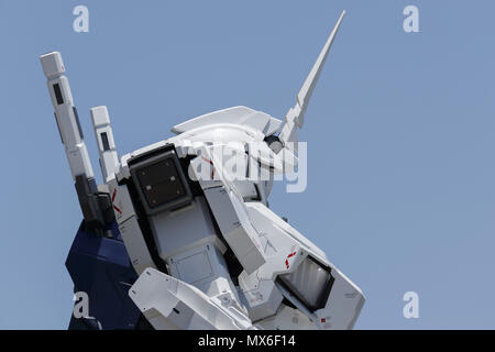 Tokyo, Japon. 3 juin, 2018. Une Unicorn Gundam statue sur l'affichage à l'extérieur de plongeur d'Odaiba Tokyo City Plaza, à Tokyo, au Japon. Le robot de 19,7 m de haut pesant 49 tonnes replica de la série Mobile Suit Gundam Unicorn transforme plusieurs fois pendant la journée à partir de la Licorne (mode avec une seule corne sur sa tête) à détruire mode qui révèle ses panneaux cachés lueur rose. La statue a été terminé d'assembler en septembre 2017. Credit : Rodrigo Reyes Marin/via Zuma Zuma/fil Wire/Alamy Live News Banque D'Images