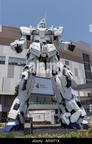 Tokyo, Japon. 3 juin, 2018. Une Unicorn Gundam statue sur l'affichage à l'extérieur de plongeur d'Odaiba Tokyo City Plaza, à Tokyo, au Japon. Le robot de 19,7 m de haut pesant 49 tonnes replica de la série Mobile Suit Gundam Unicorn transforme plusieurs fois pendant la journée à partir de la Licorne (mode avec une seule corne sur sa tête) à détruire mode qui révèle ses panneaux cachés lueur rose. La statue a été terminé d'assembler en septembre 2017. Credit : Rodrigo Reyes Marin/via Zuma Zuma/fil Wire/Alamy Live News Banque D'Images