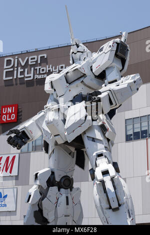 Tokyo, Japon. 3 juin, 2018. Une Unicorn Gundam statue sur l'affichage à l'extérieur de plongeur d'Odaiba Tokyo City Plaza, à Tokyo, au Japon. Le robot de 19,7 m de haut pesant 49 tonnes replica de la série Mobile Suit Gundam Unicorn transforme plusieurs fois pendant la journée à partir de la Licorne (mode avec une seule corne sur sa tête) à détruire mode qui révèle ses panneaux cachés lueur rose. La statue a été terminé d'assembler en septembre 2017. Credit : Rodrigo Reyes Marin/via Zuma Zuma/fil Wire/Alamy Live News Banque D'Images