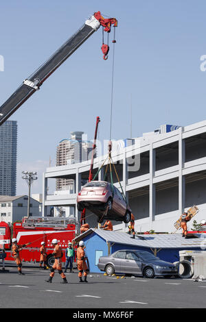 Tokyo, Japon. 3 juin, 2018. Les pompiers participent à un exercice d'incendie au cours de l'incendie et de sécurité internationale de Tokyo 2018 Exposition au Tokyo Big Sight de Tokyo, Japon. L'incendie la plus grande du Japon et de la prévention des catastrophes, l'exposition a lieu tous les cinq ans au Tokyo Big Sight, rassemble 296 entreprises dans 1 635 stands promotion de leurs derniers produits et services liés à la lutte contre le feu et les situations de catastrophe. Demande d'organisateurs d'attirer 50 000 visiteurs durant les quatre jours d'exposition. Credit : Rodrigo Reyes Marin/via Zuma Zuma/fil Wire/Alamy Live News Banque D'Images