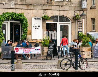 Leith Jazz & Blues Festival de musique live dans les restaurants et bars par l'eau de Leith, 3e juin 2018. La Rive, Leith, Edinburgh, Ecosse, Royaume-Uni. Le Jazz and Blues Festival se déroule sur 3 jours de semaine. Les gens envahissent la chaussée extérieure tables des restaurants et bars au bord de l'eau de Leith bénéficiant d'écouter de la musique en direct gratuit. Des gens assis à des tables à l'extérieur d'un bar appelé le garde-manger avec le festival affiche bannière Banque D'Images