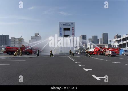 Tokyo, Japon. 3 juin, 2018. Les pompiers participent à un exercice d'incendie au cours de l'incendie et de sécurité internationale de Tokyo 2018 Exposition au Tokyo Big Sight de Tokyo, Japon. L'incendie la plus grande du Japon et de la prévention des catastrophes, l'exposition a lieu tous les cinq ans au Tokyo Big Sight, rassemble 296 entreprises dans 1 635 stands promotion de leurs derniers produits et services liés à la lutte contre le feu et les situations de catastrophe. Demande d'organisateurs d'attirer 50 000 visiteurs durant les quatre jours d'exposition. Credit : Rodrigo Reyes Marin/via Zuma Zuma/fil Wire/Alamy Live News Banque D'Images